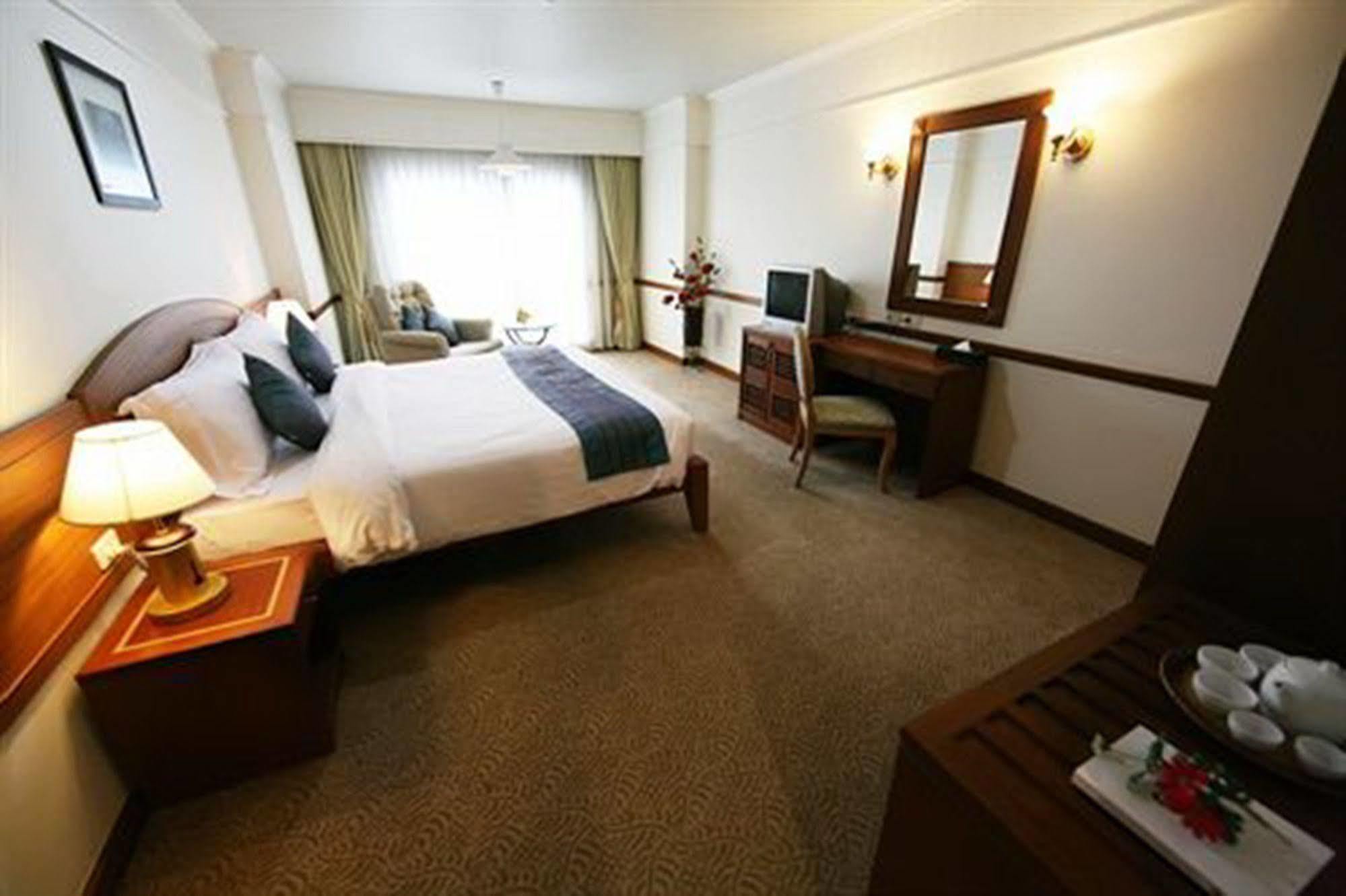 Grand Diamond City Hotel & Casino Poipet ภายนอก รูปภาพ
